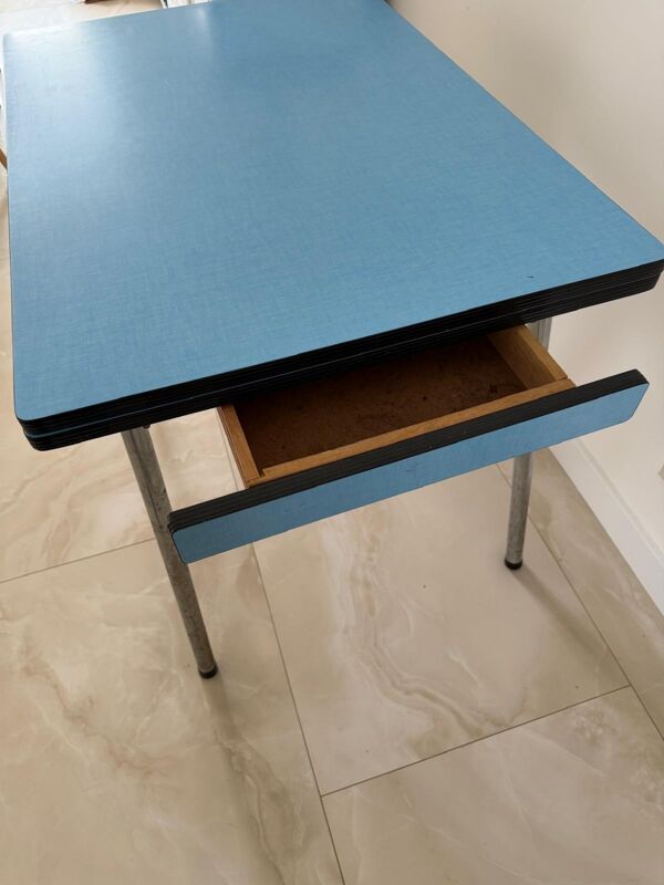 Table, chaises et tabouret en formica