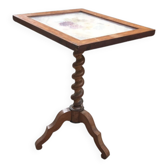 Table or pedestal table with tilting top