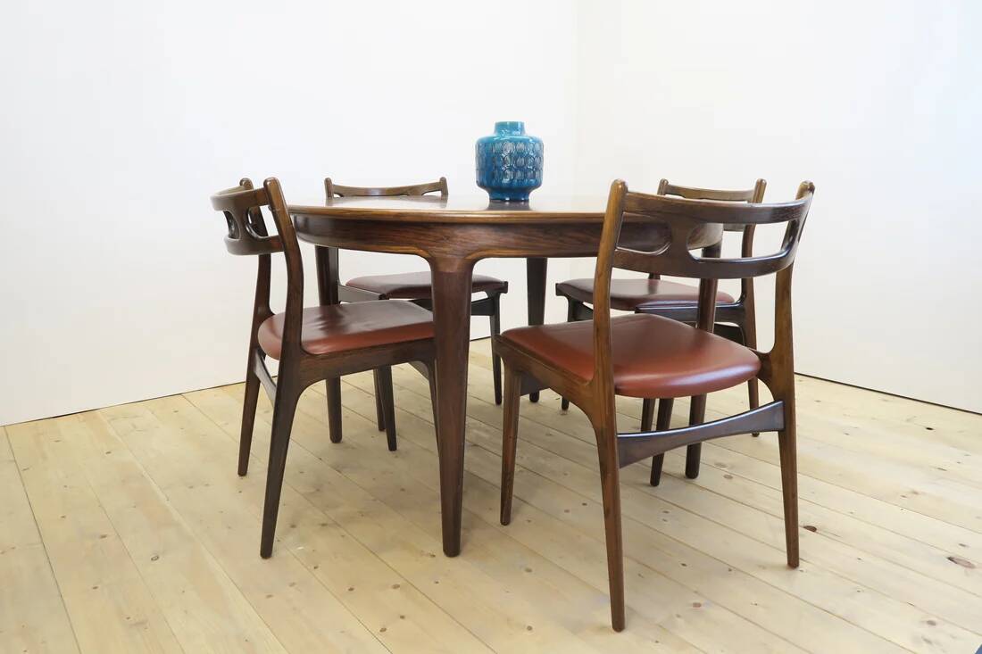 Dining room set in rosewood with table and 4 chairs, 1960s.