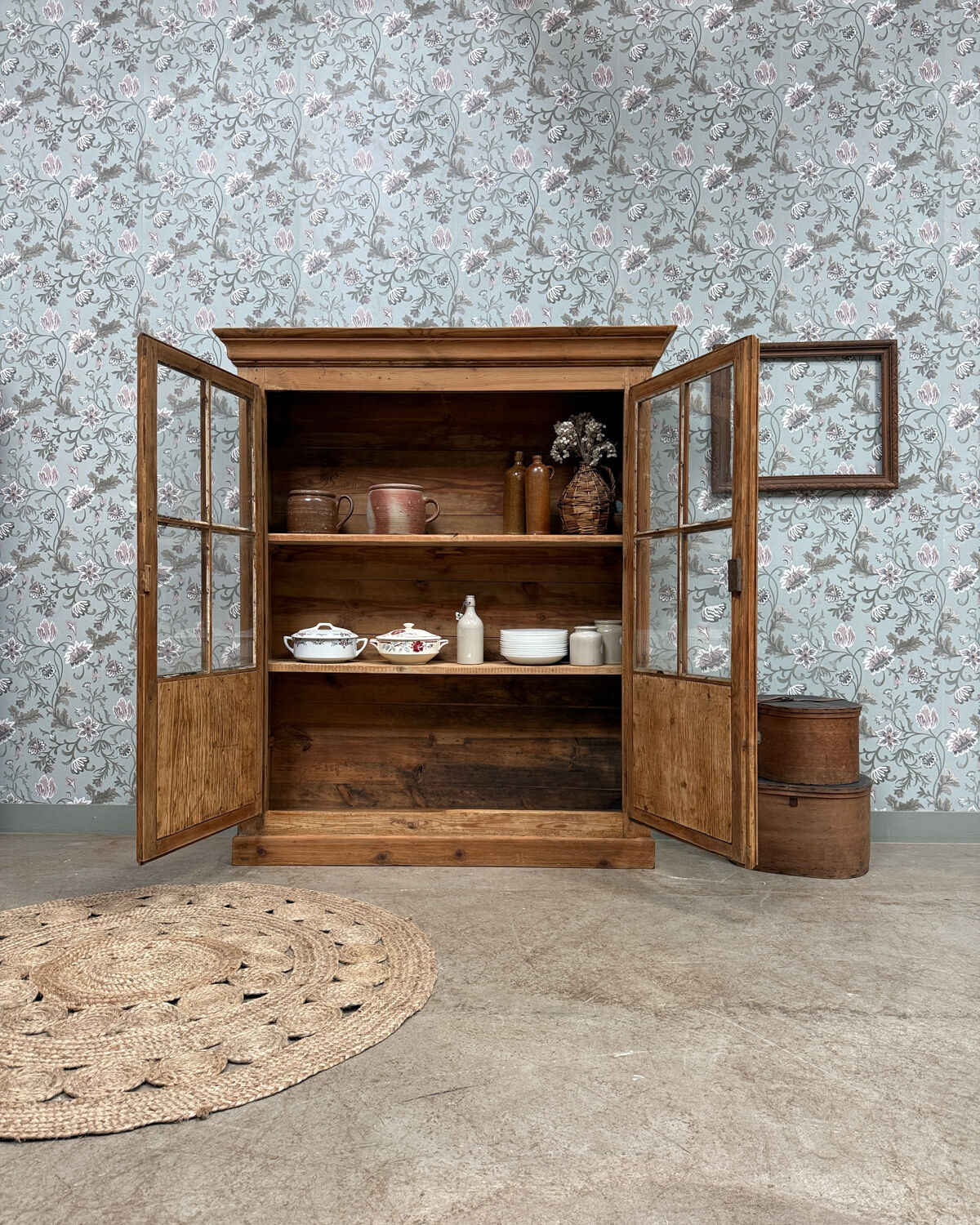 Chic display cabinet in pine (renovated)