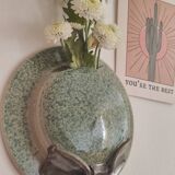 Vase mural en grès vernissé vert moucheté forme de chapeau