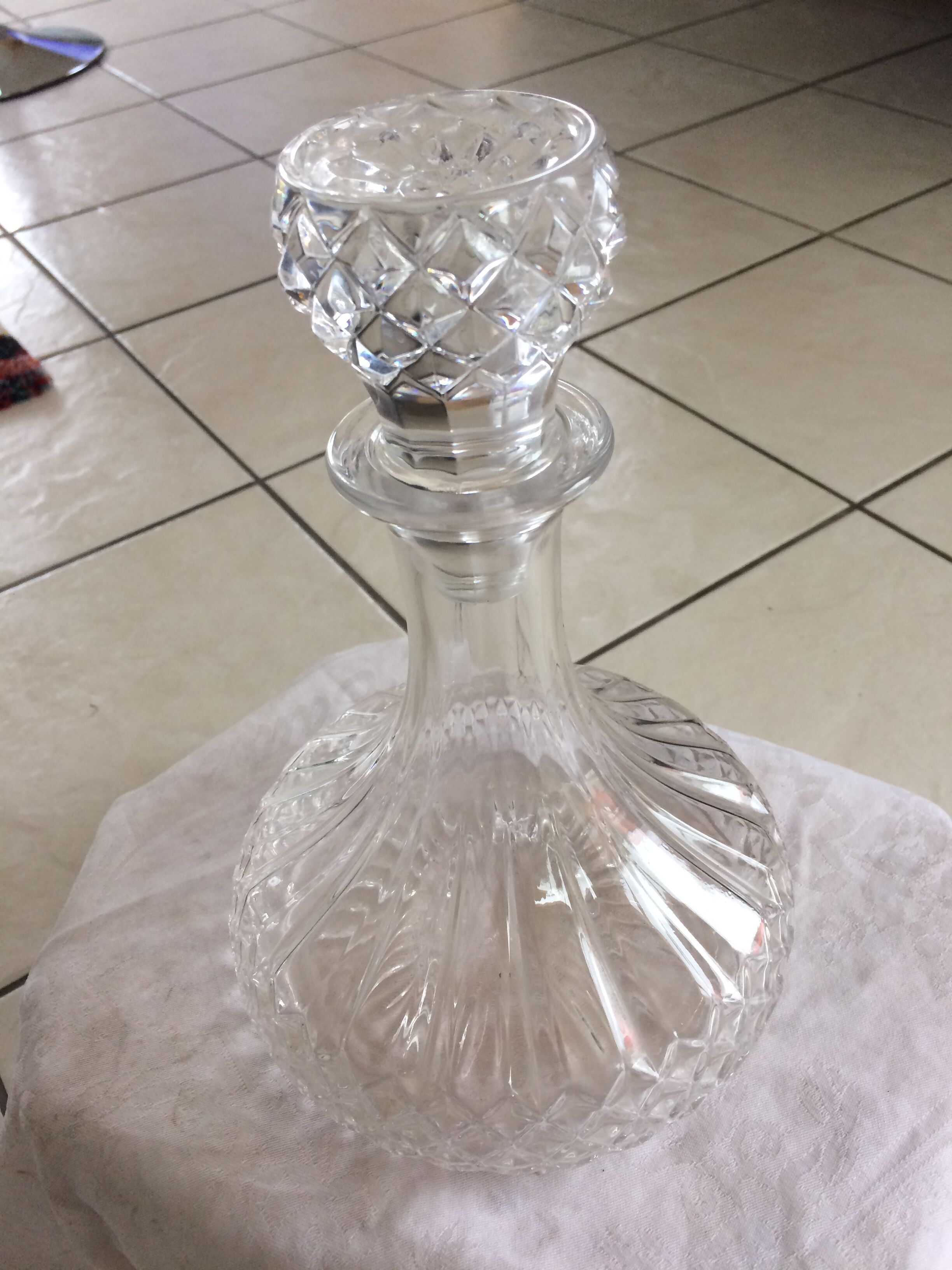Crystal decanter with its cap