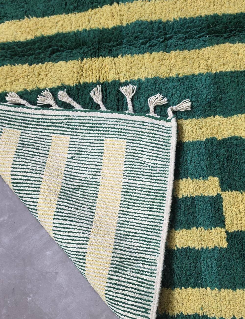 Contemporary green rug - 292 x 255 cm