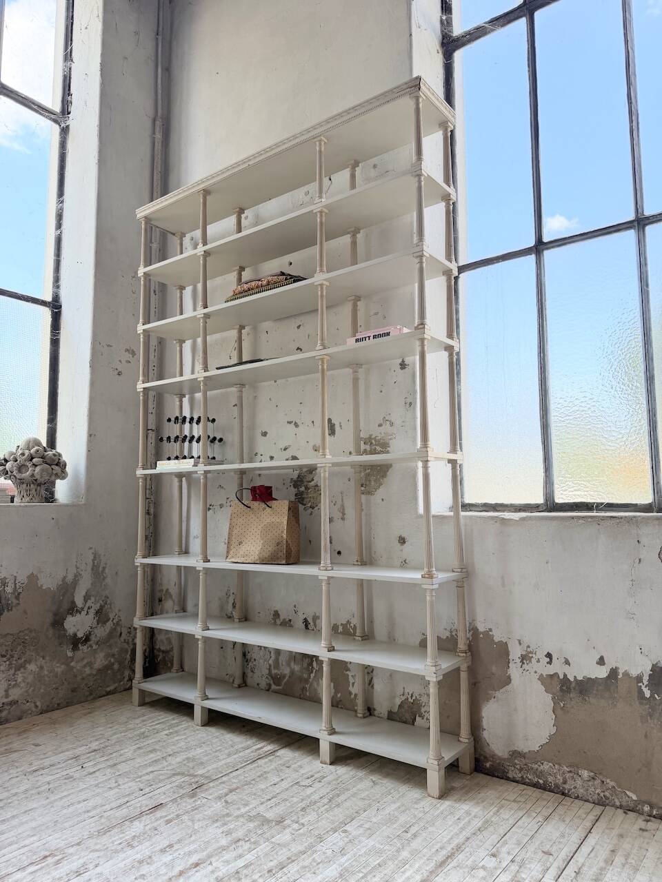 Bibliothèque, étagère XL Napoléon en bois patiné blanc