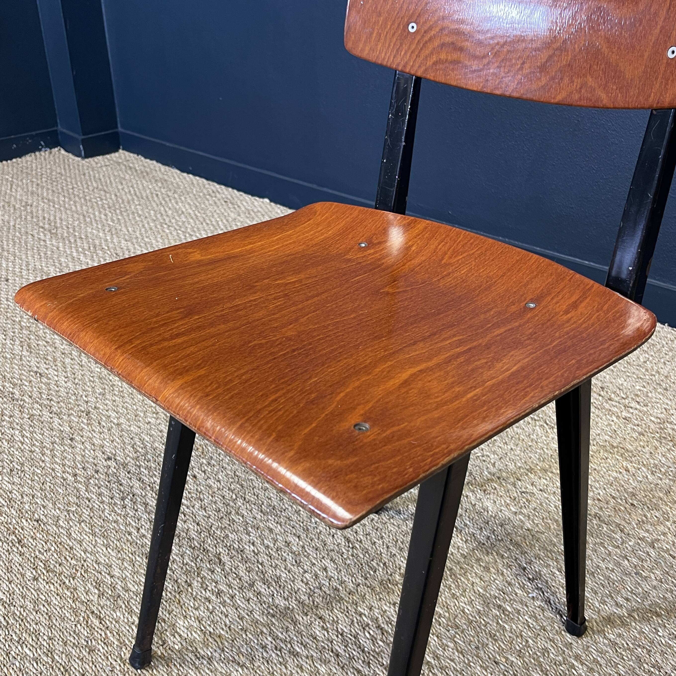 Ensemble de 4 chaises obo 60.10 bois miel pieds compas noirs
