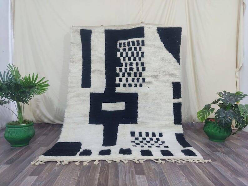 Handmade pure wool rug, natural size 200 x 300 cm.