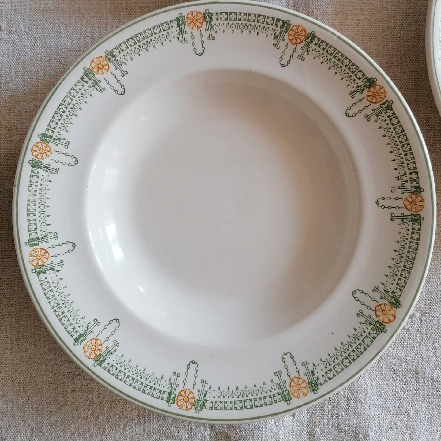 Lot de 8 assiettes creuses en faïence de Longwy