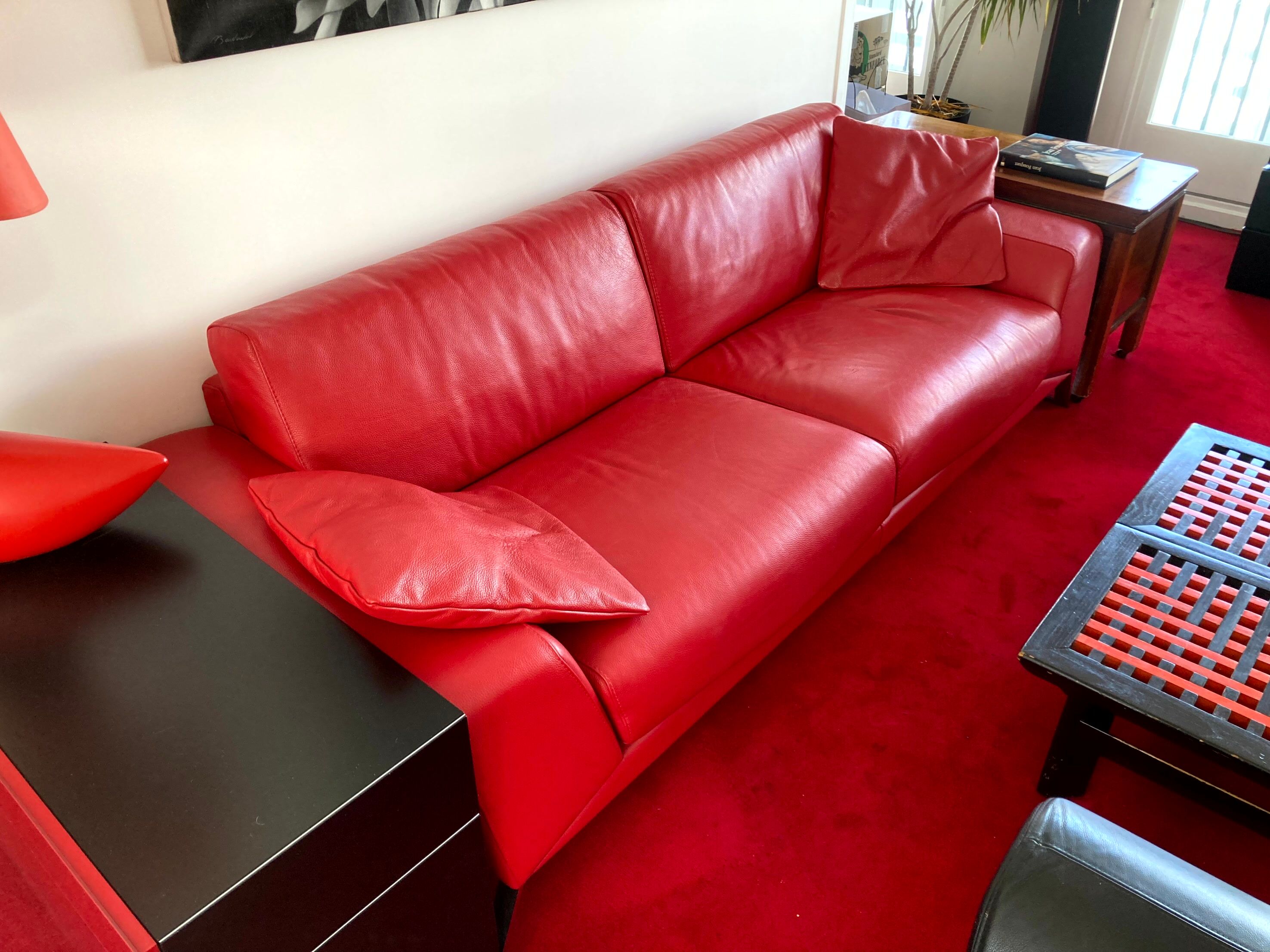 Canapé Roche Bobois 2,5 places cuir rouge – modèle Synopsis – très bon état - Ameublement