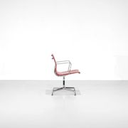 Fauteuil " EA 108 " en cuir rouge, conçu par Charles Ray Eames pour Vitra,