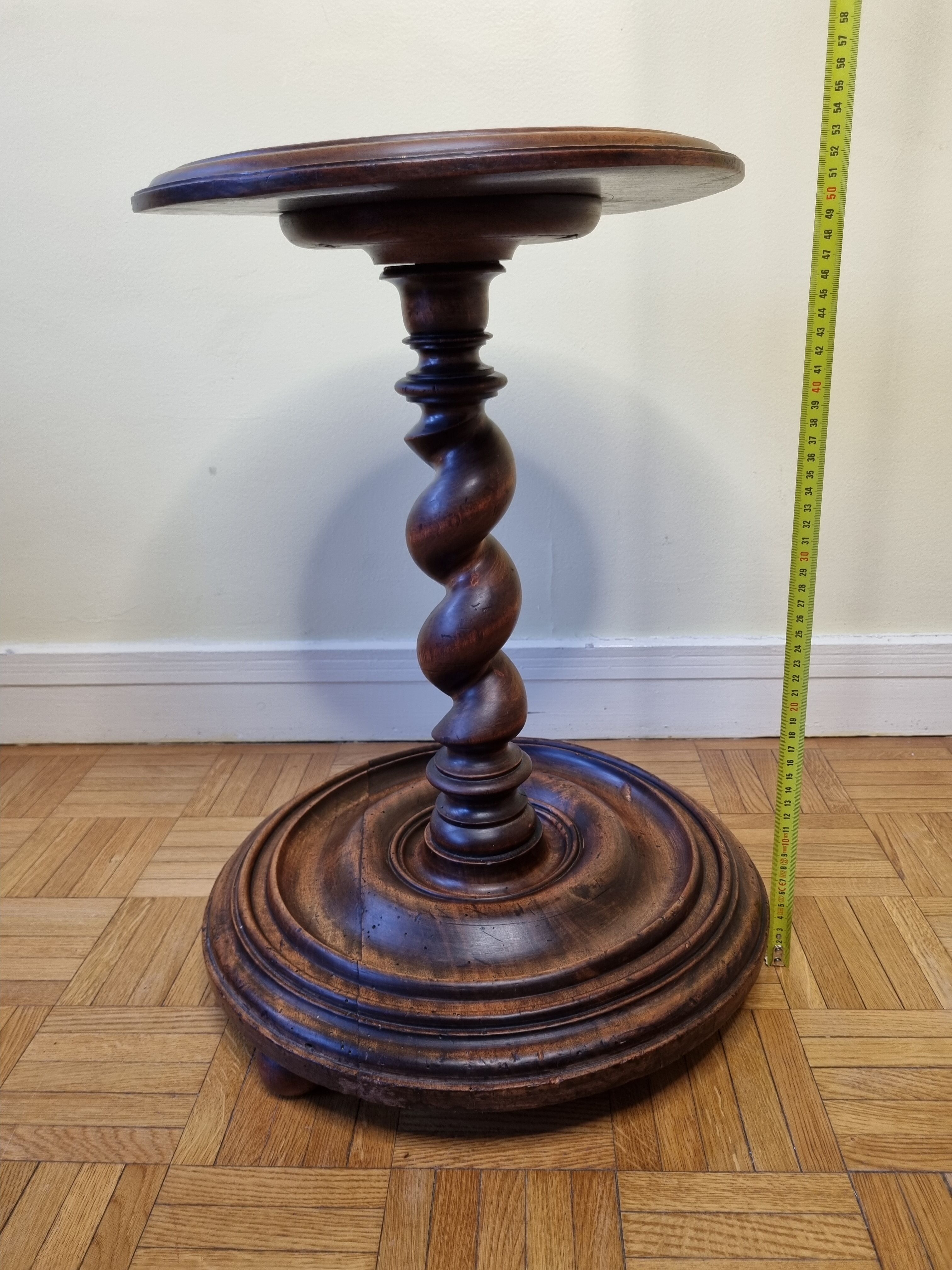 Table d'appoint en bois tourné, 52 cm