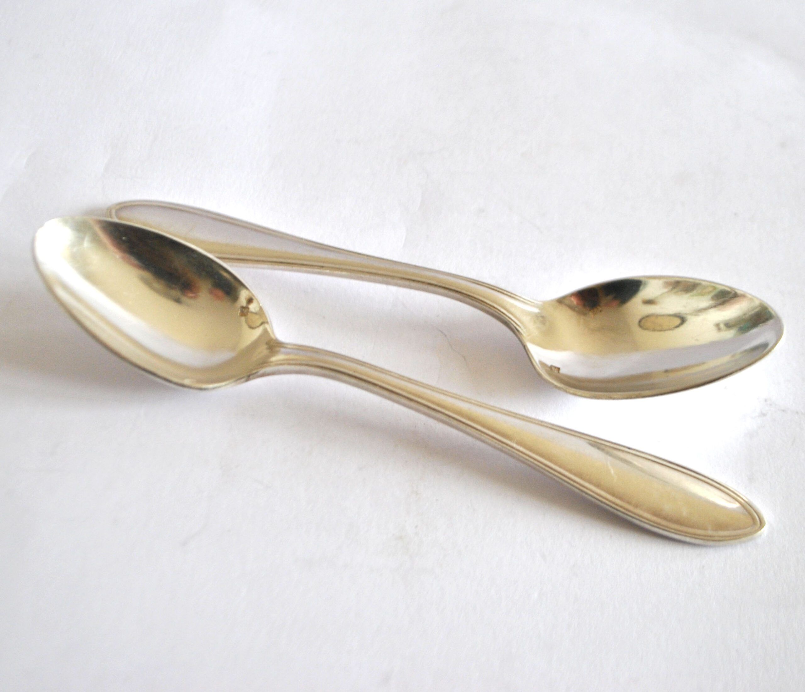 Set of 2 silver-plated teaspoons with a gold filigree design, 13.5 cm.