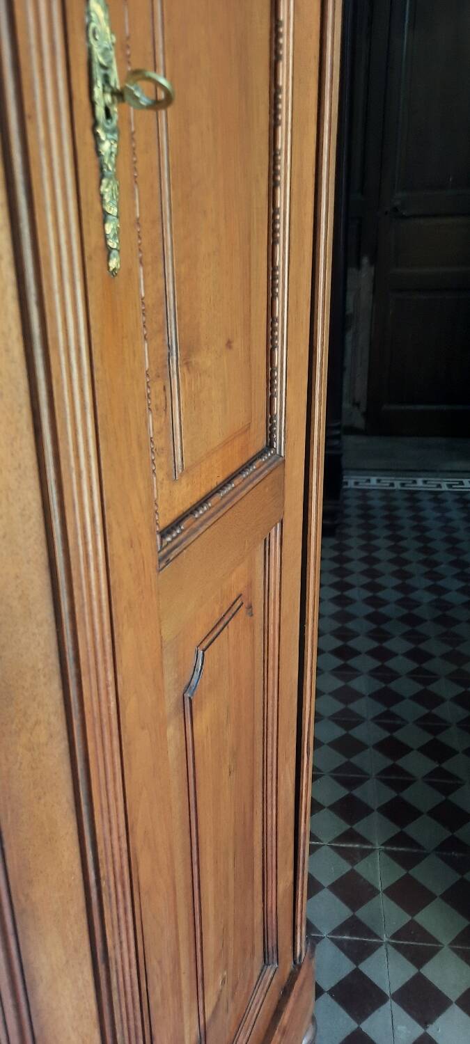 Armoire style louis XVI