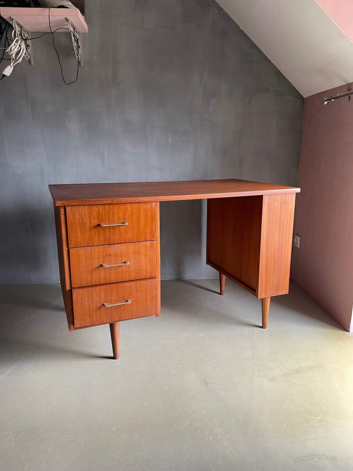 Desk 1970 - 3 drawers and tapered legs