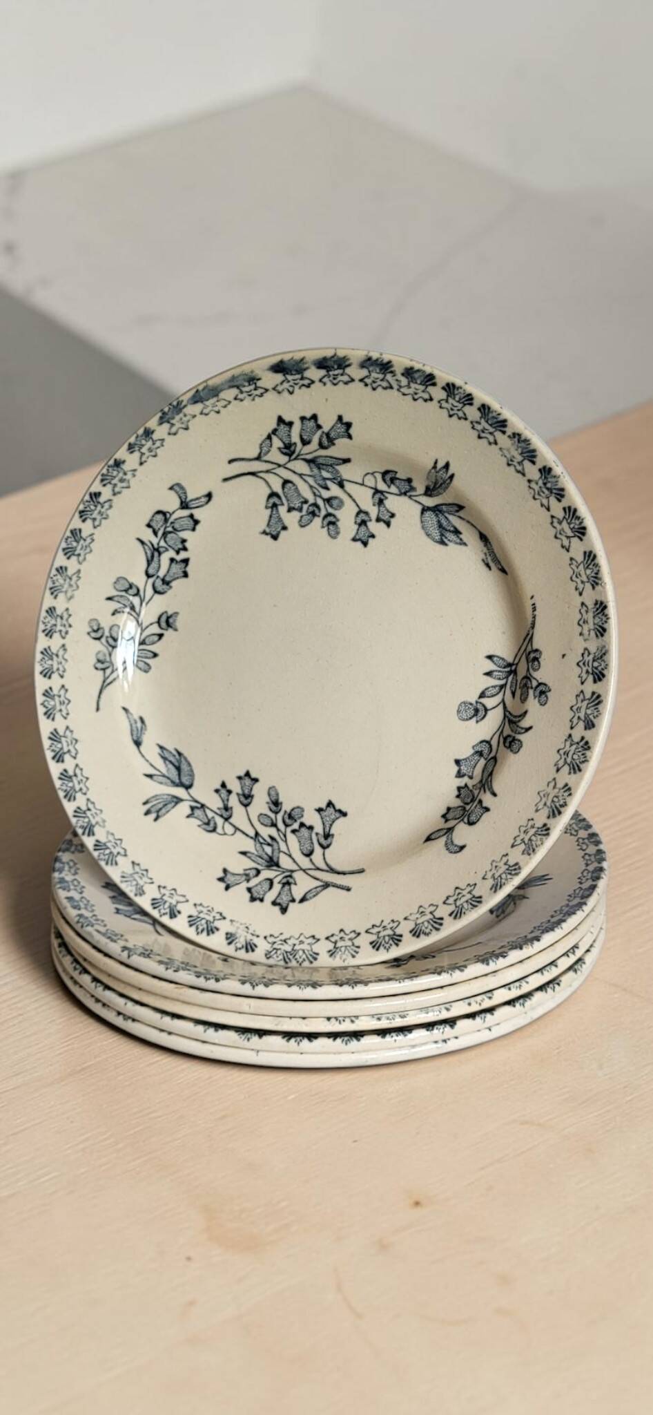 6 assiettes en faïence, Grigny — modèle " Muguet "