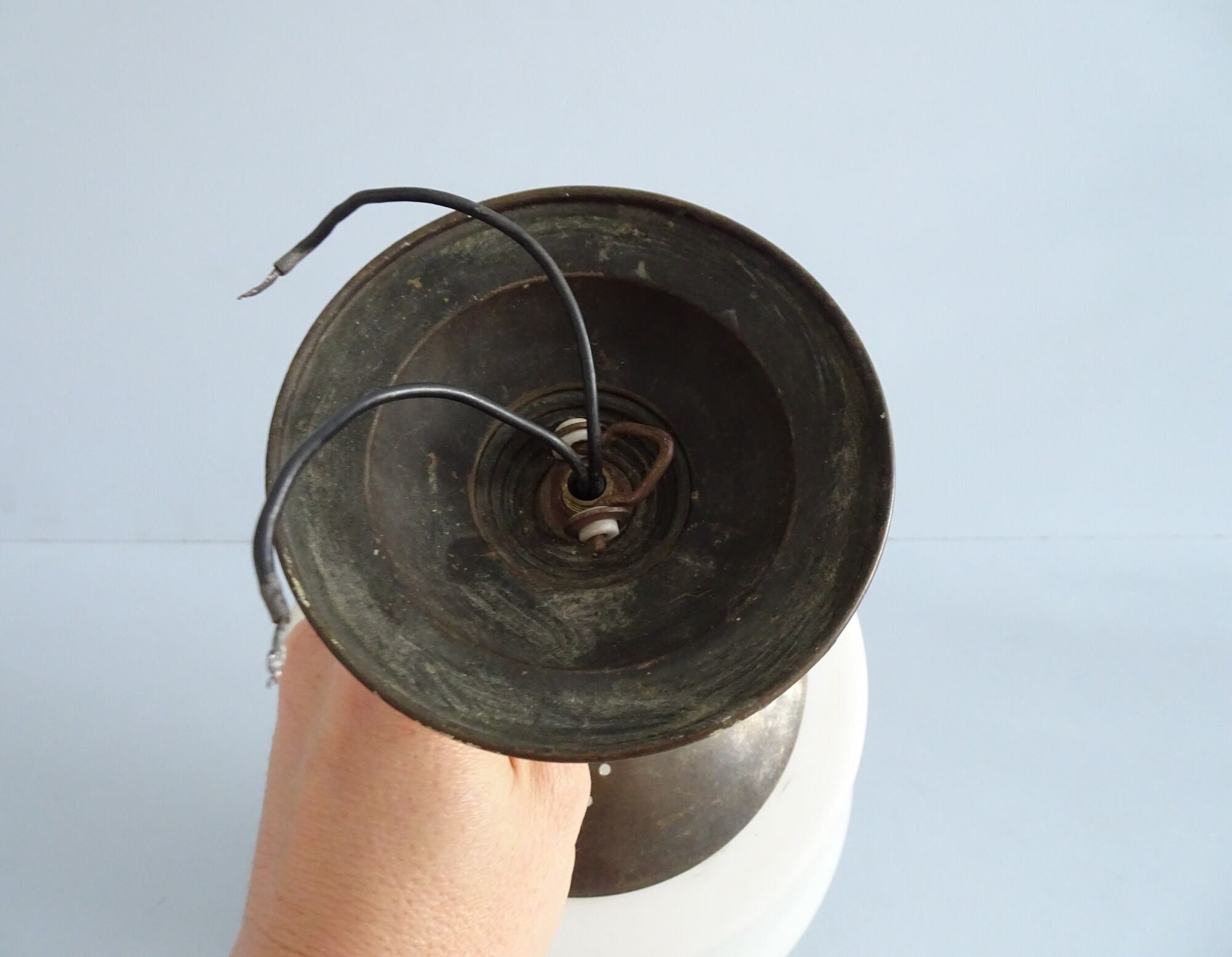 Suspension Bauhaus en verre opal et laiton