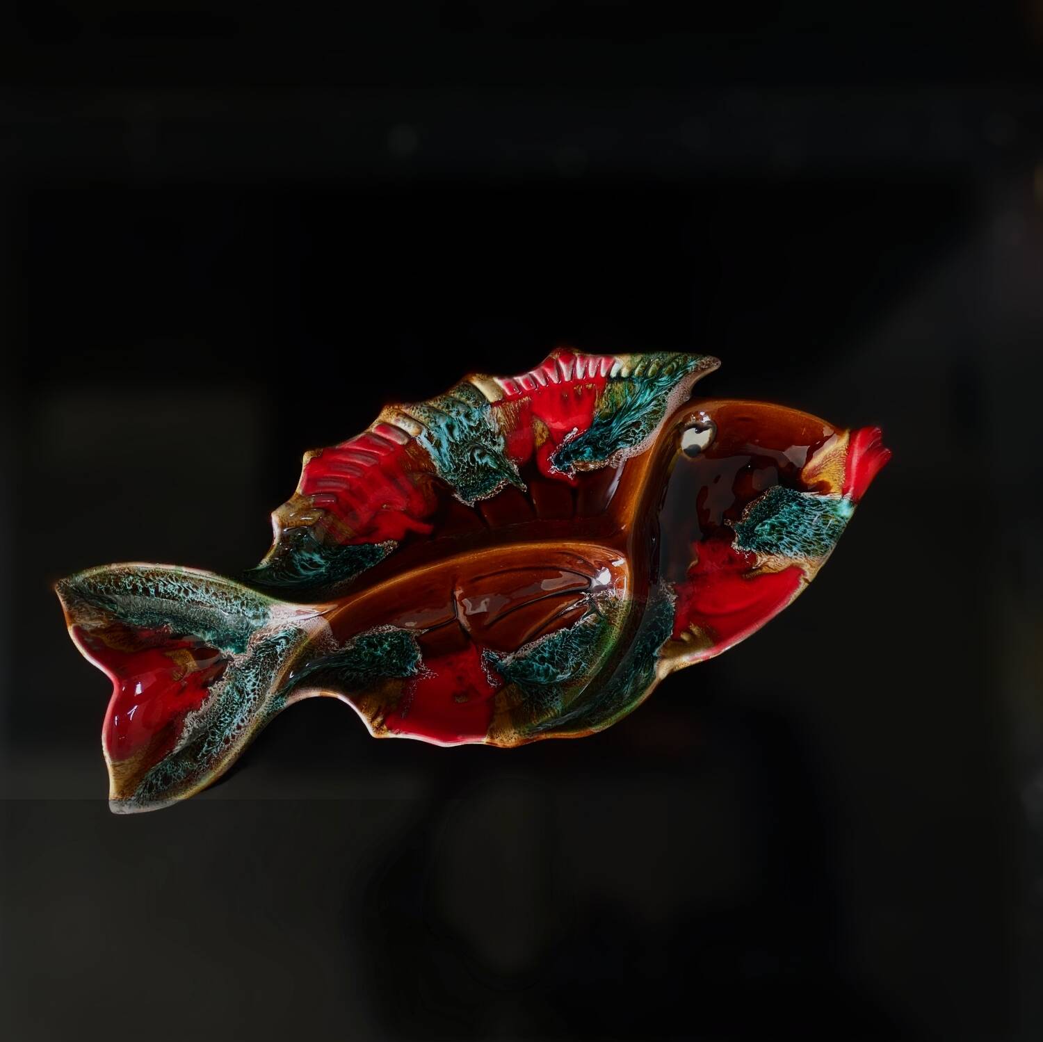 Plat à apéritif à compartiments en forme de poisson style Vallauris