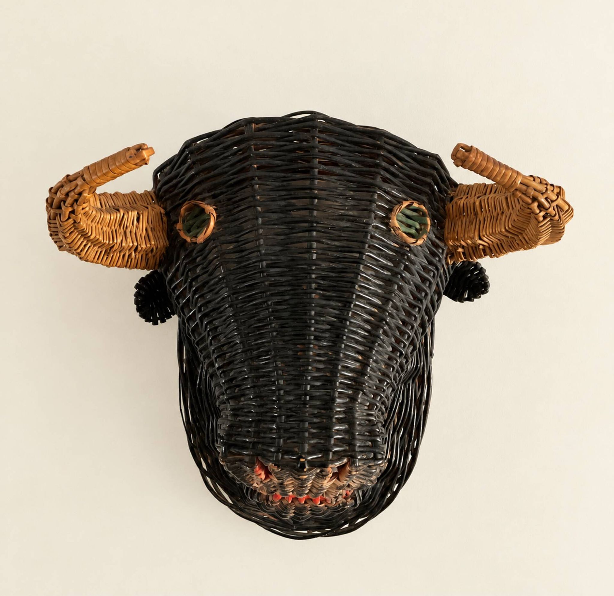 Rare trophée tête de taureau en osier polychrome, vers 1950