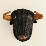 Rare trophée tête de taureau en osier polychrome, vers 1950