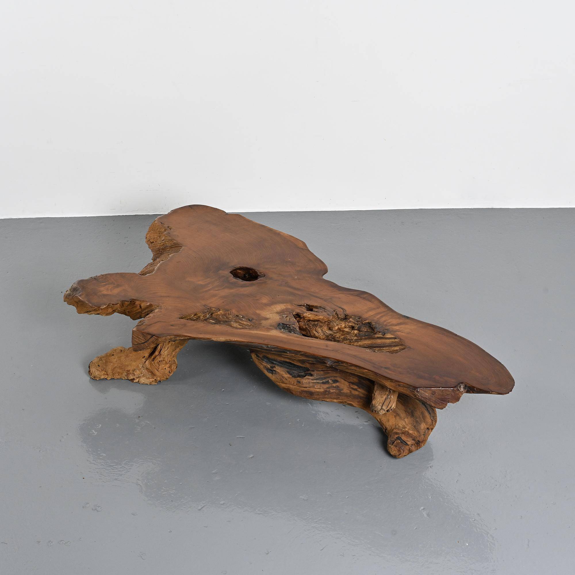 Coffee table made from sequoia root, American craftsmanship, Redwood Park, California, around 1970.