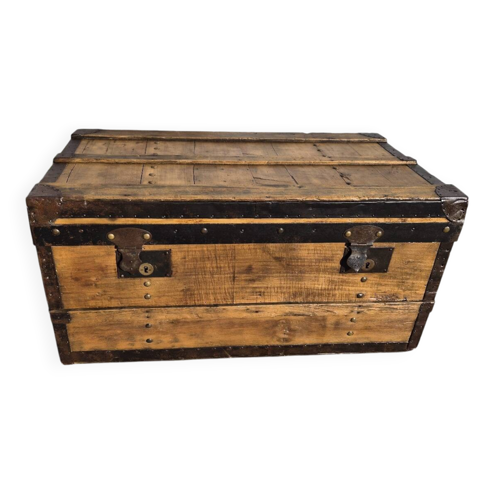 Old trunk coffee table bar
