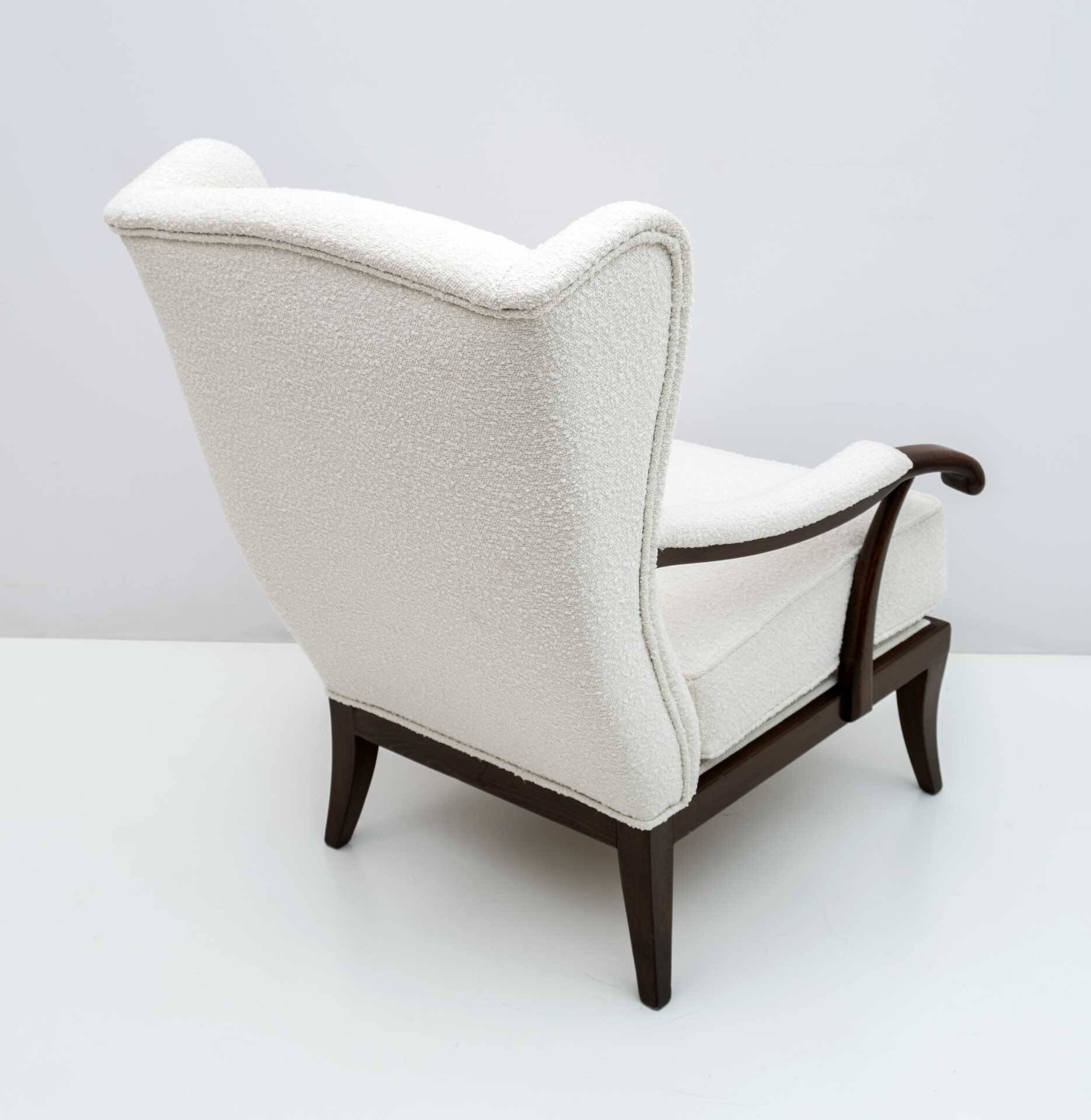 Fauteuil Paolo Buffa style moderne du milieu du siècle, en noyer italien et revêtement bouclé