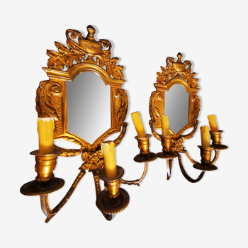 Paire de miroirs en bronze ciselé et doré formant appliques