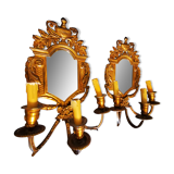 Paire de miroirs en bronze ciselé et doré formant appliques