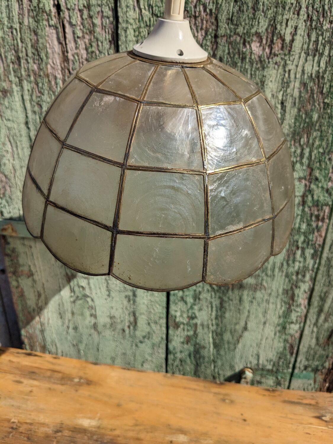 Mother-of-pearl and brass suspension