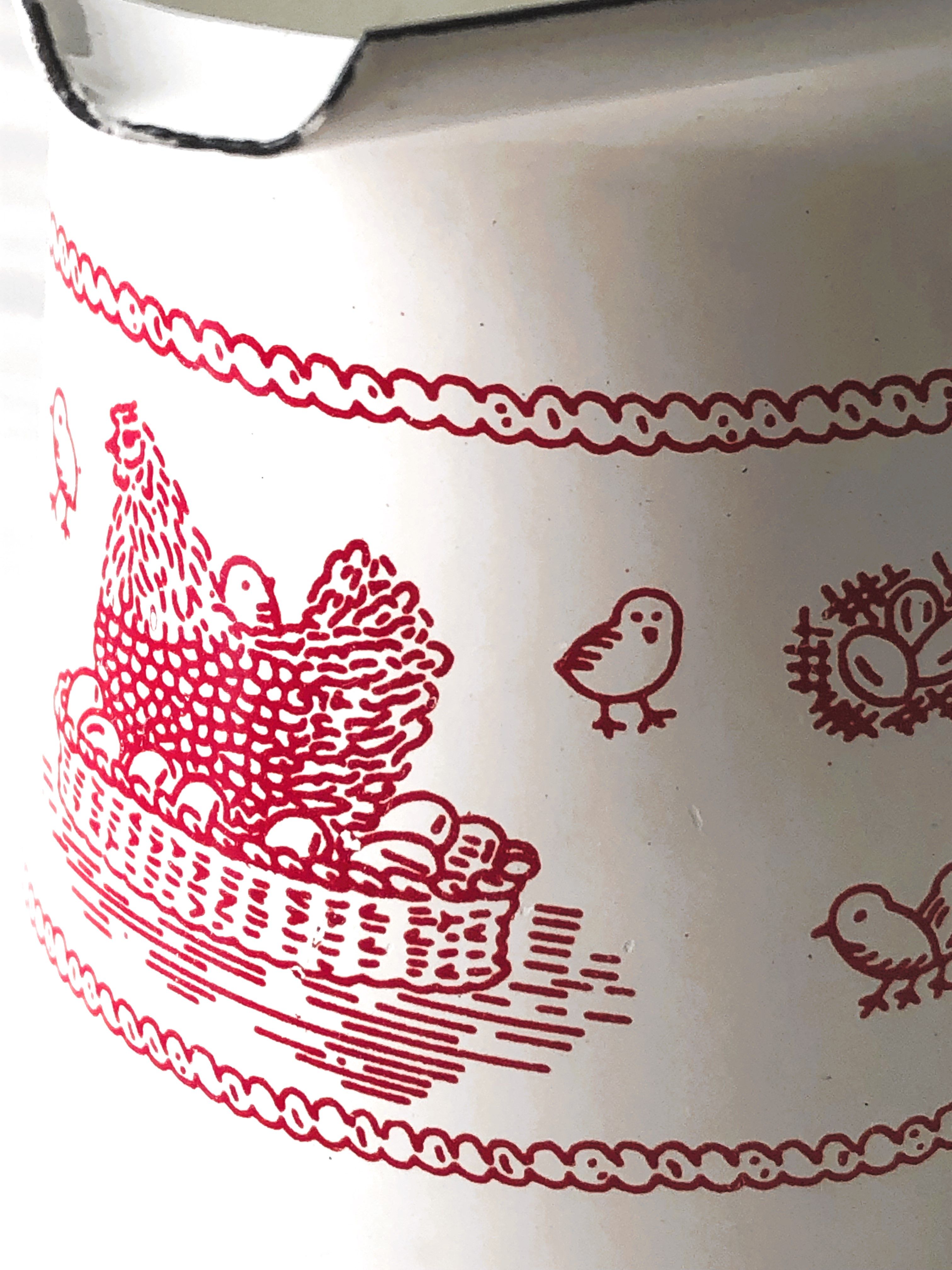Turkish coffee maker - antique milk jug in white enamel Come Poupoule Genevière Lethu.