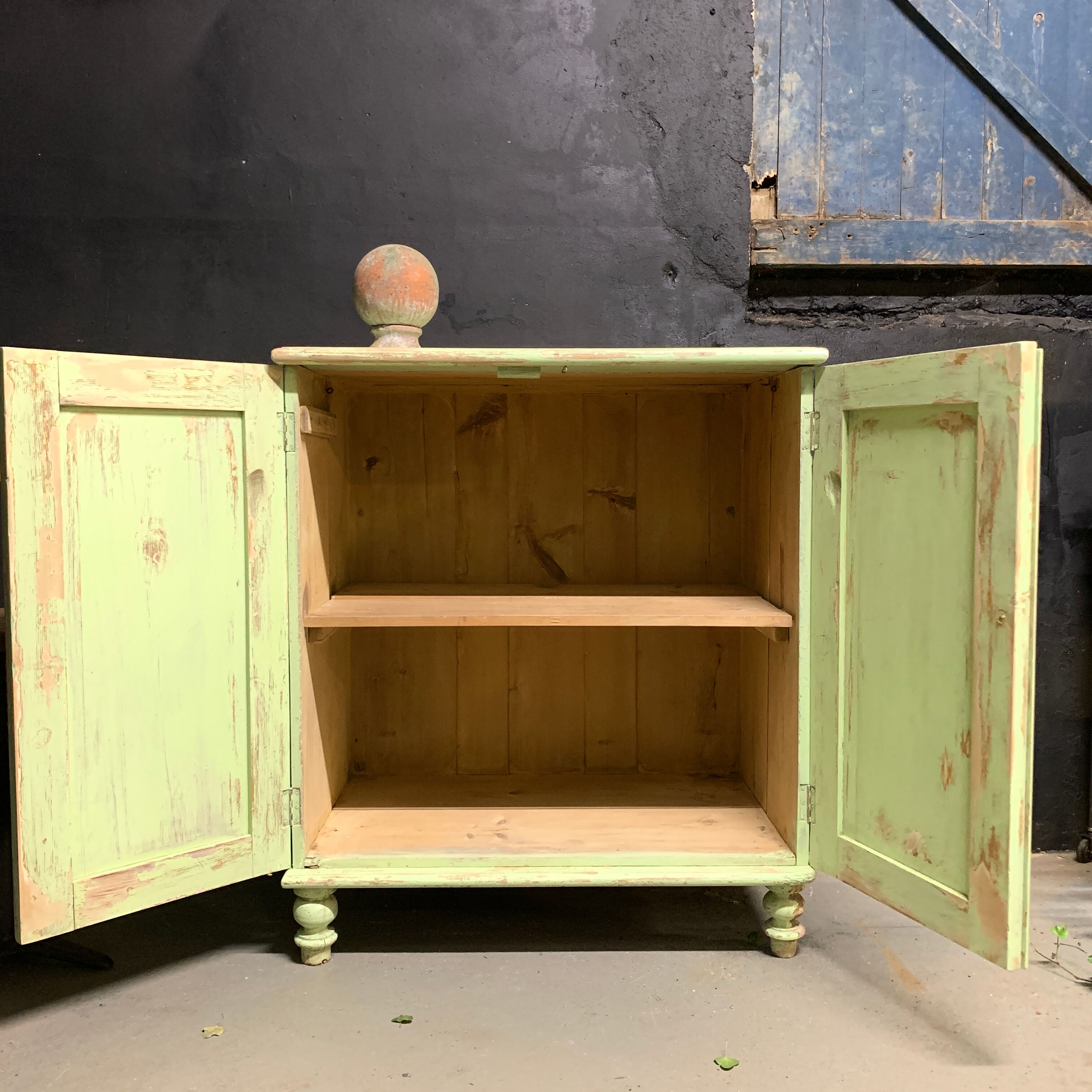 Skated green country buffet