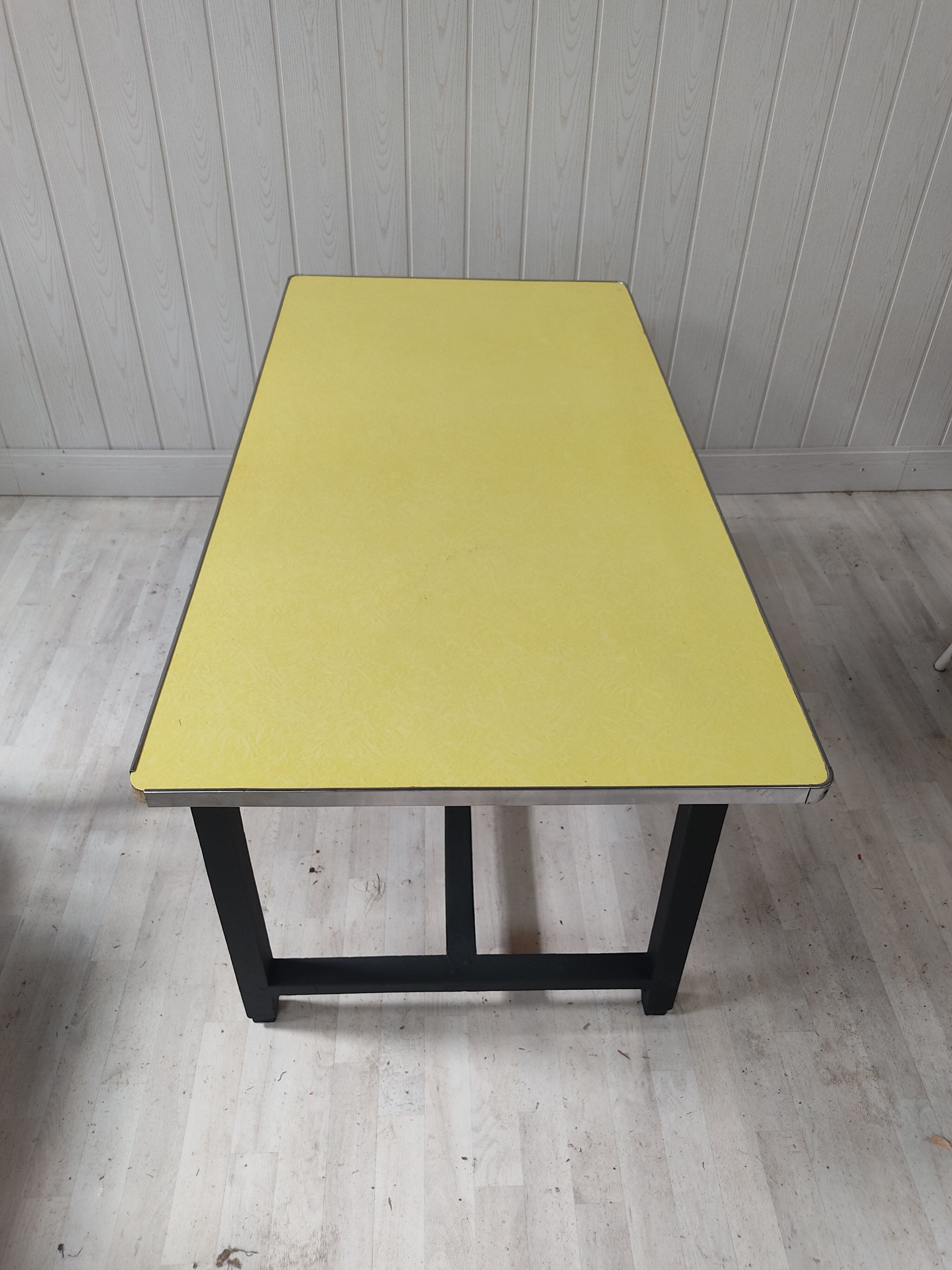 Table vintage bois et formica jaune