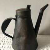 Deux burettes d'atelier, arrosoirs d'intérieur