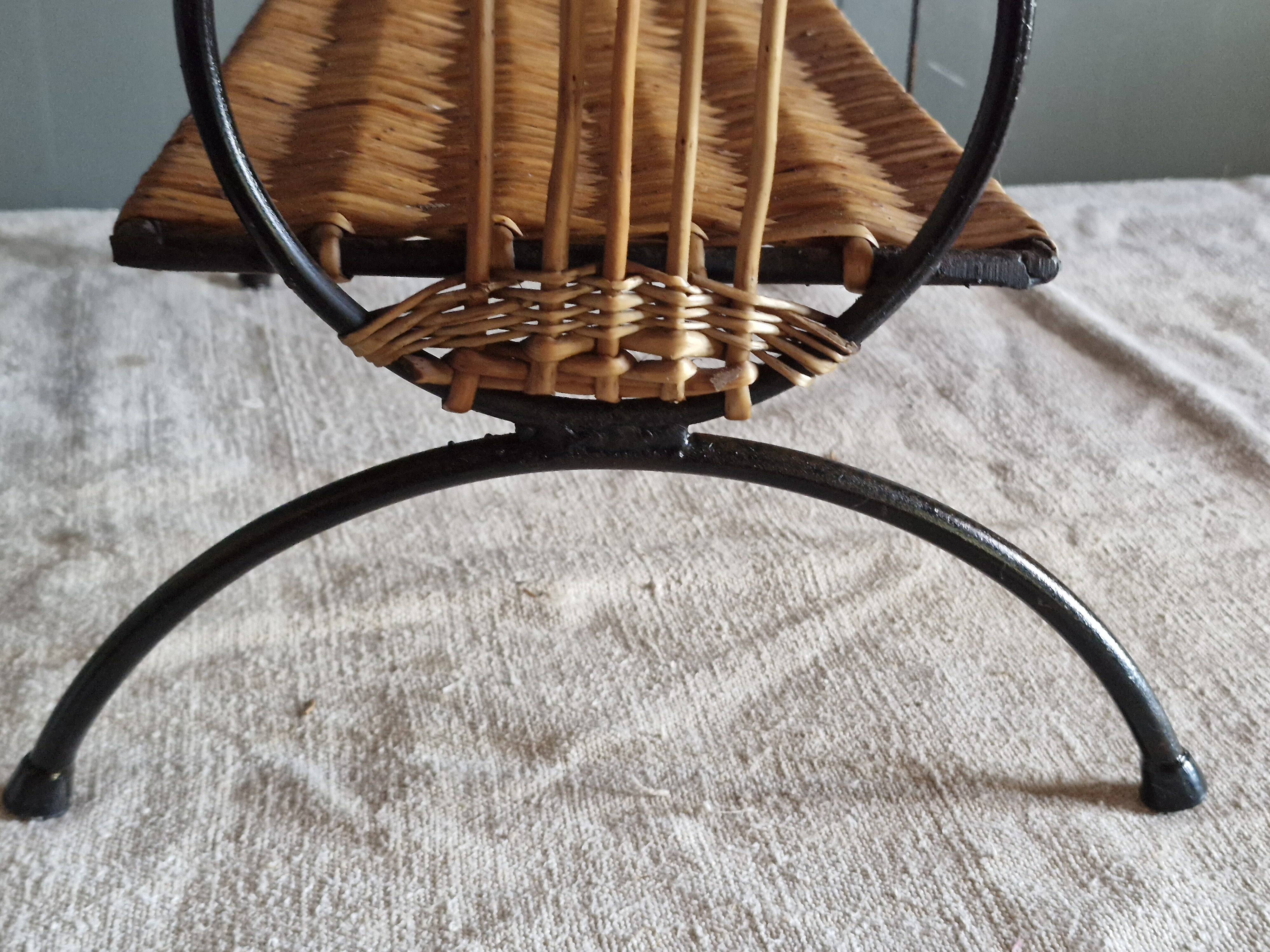Small antique piece of furniture from the 1960s made of rattan and wrought iron in the shape of a lyre.