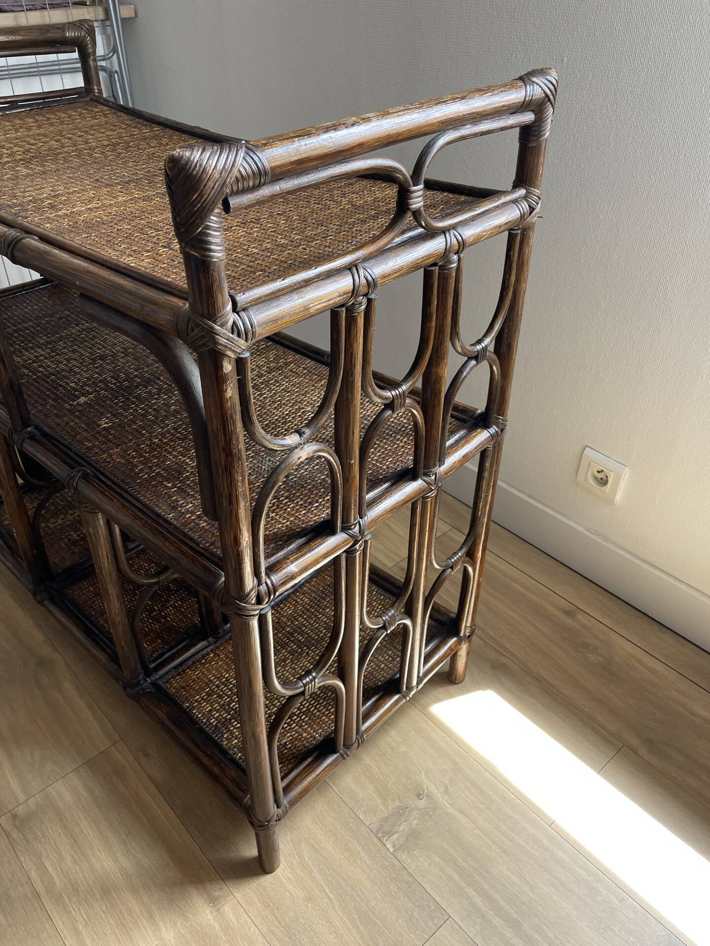 Étagère, console en rotin teinté