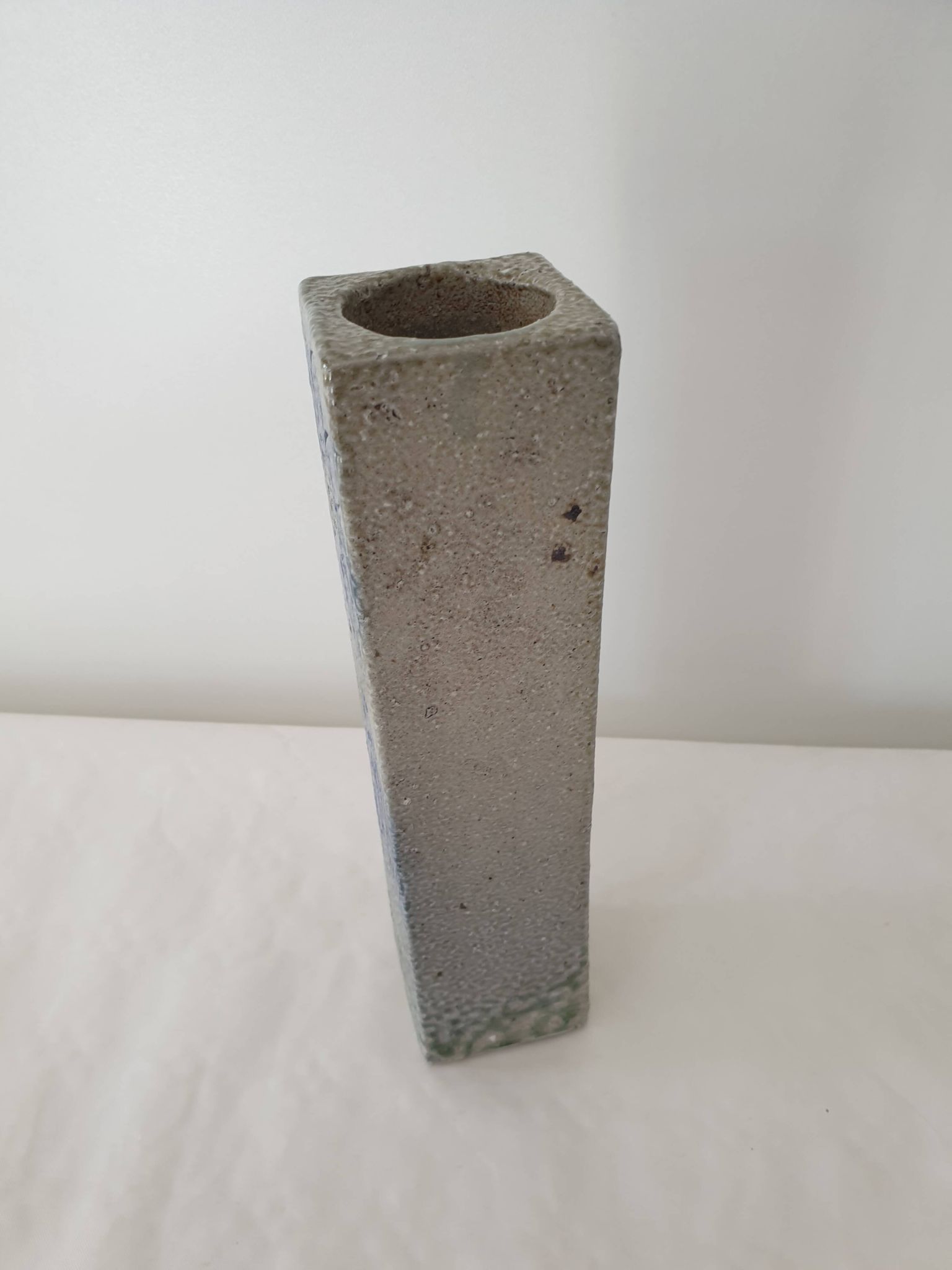 Vase carré en céramique grès signé Jean Claude Monange