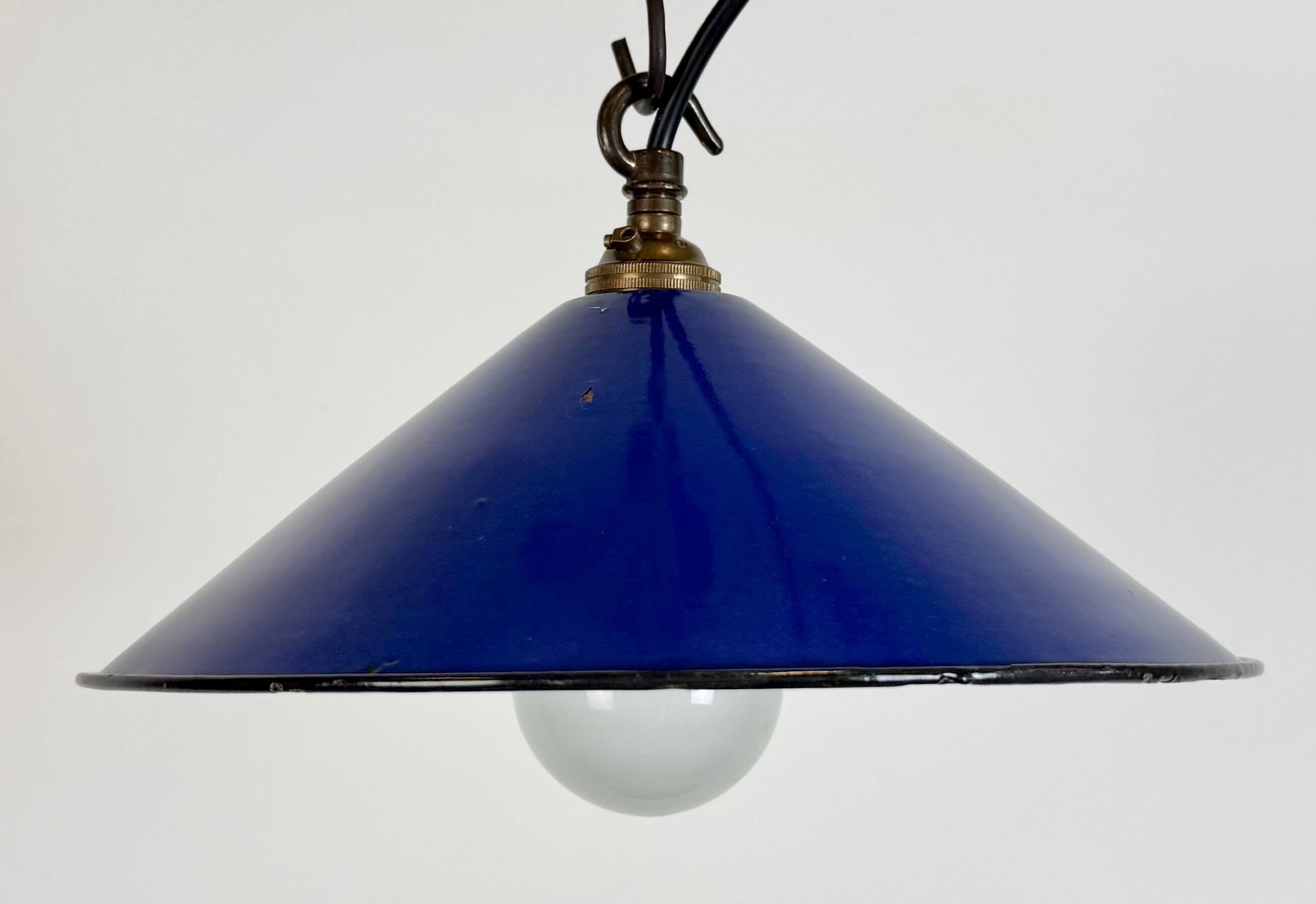Suspension industrielle en émail bleu cobalt, années 1950