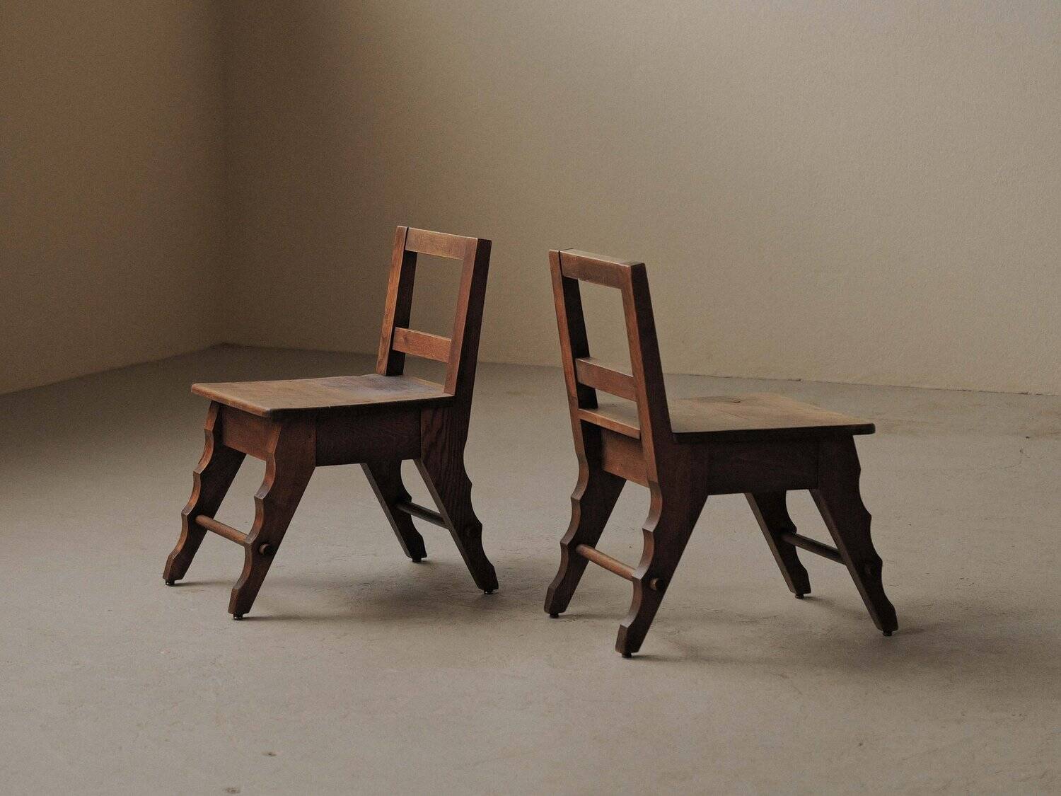 Paire de chaises Modernistes en chêne massif, vers 1940
