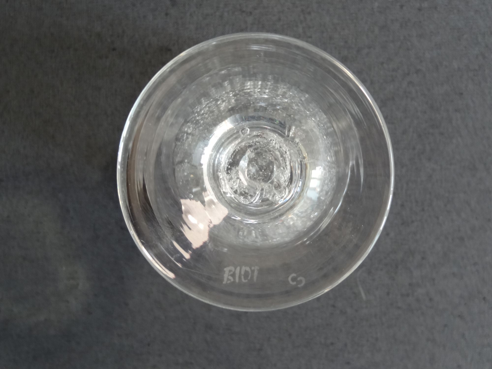 Set of 6 glasses Biot with stem, white bubbled glass, H 15.8 cm