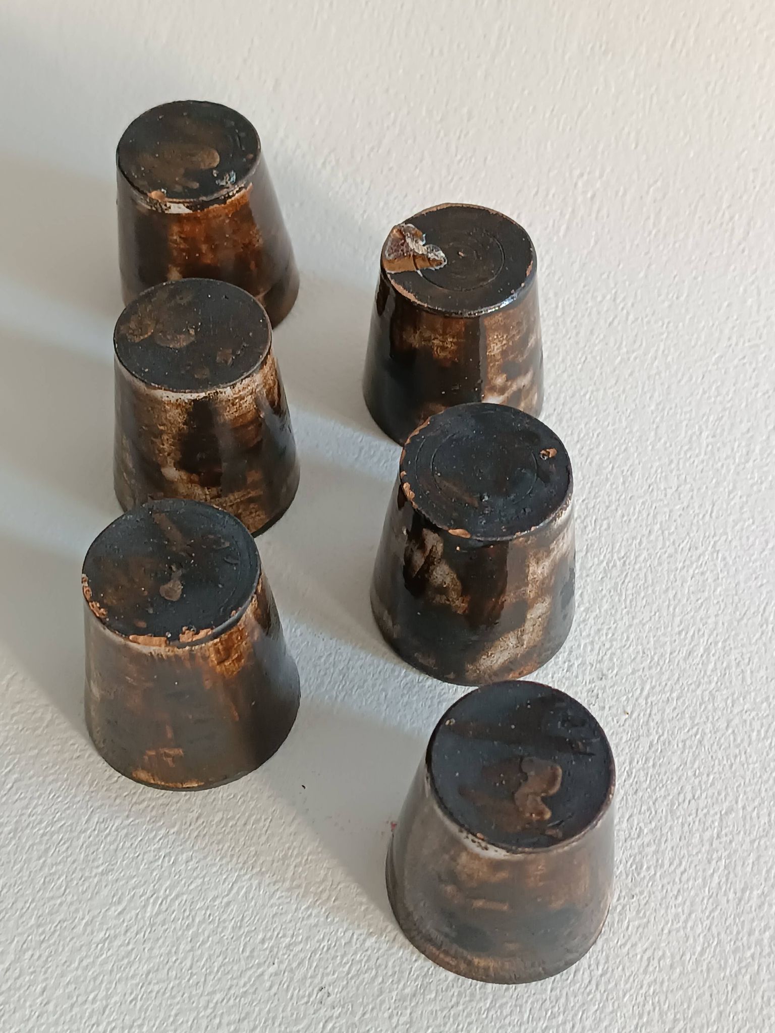 Une bouteille et six gobelets en céramique Gérard Hofmann Vallauris 1950