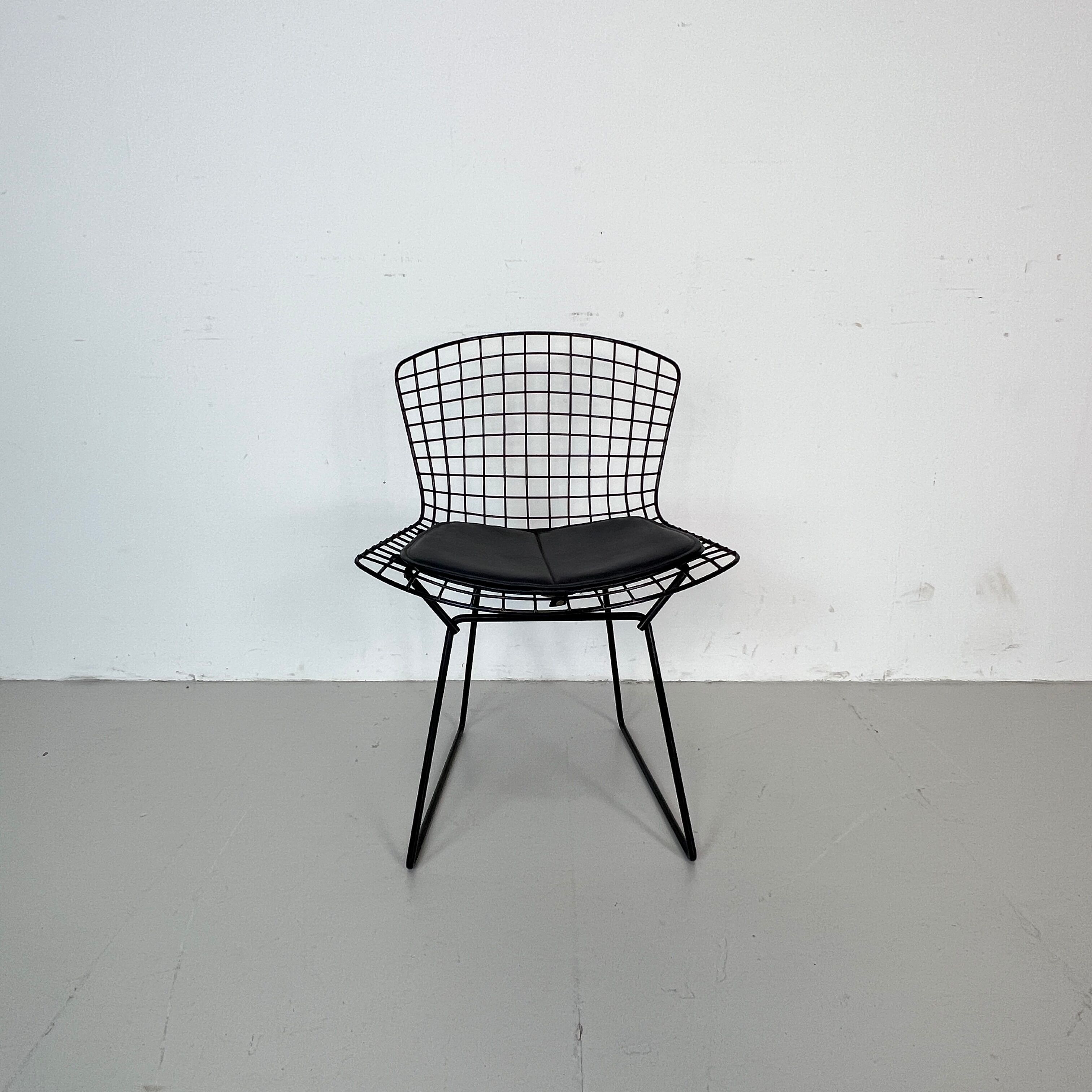 Bertoia side chair in black