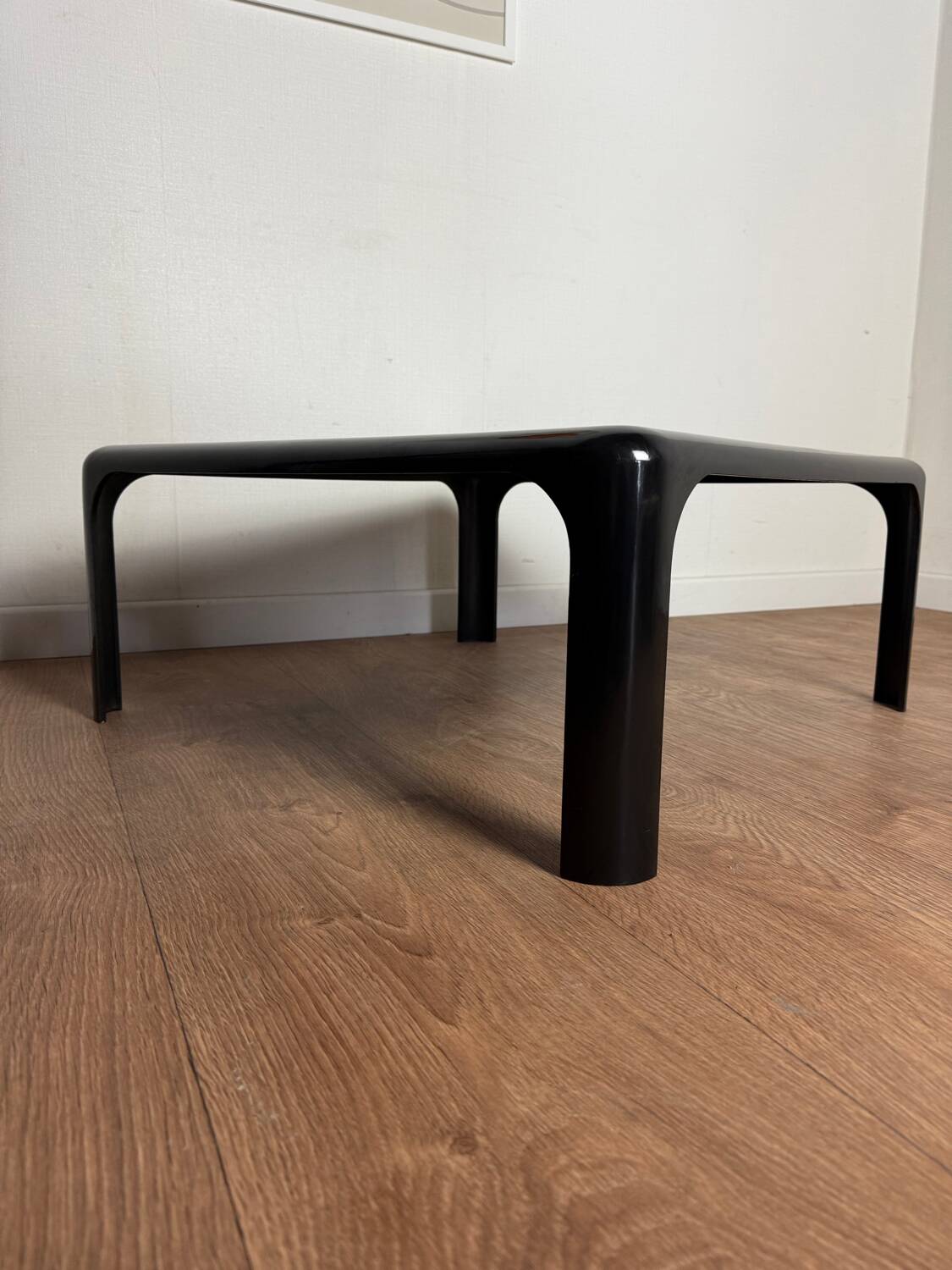 Vico Magistretti coffee table model Demetrio 70 for Artemide