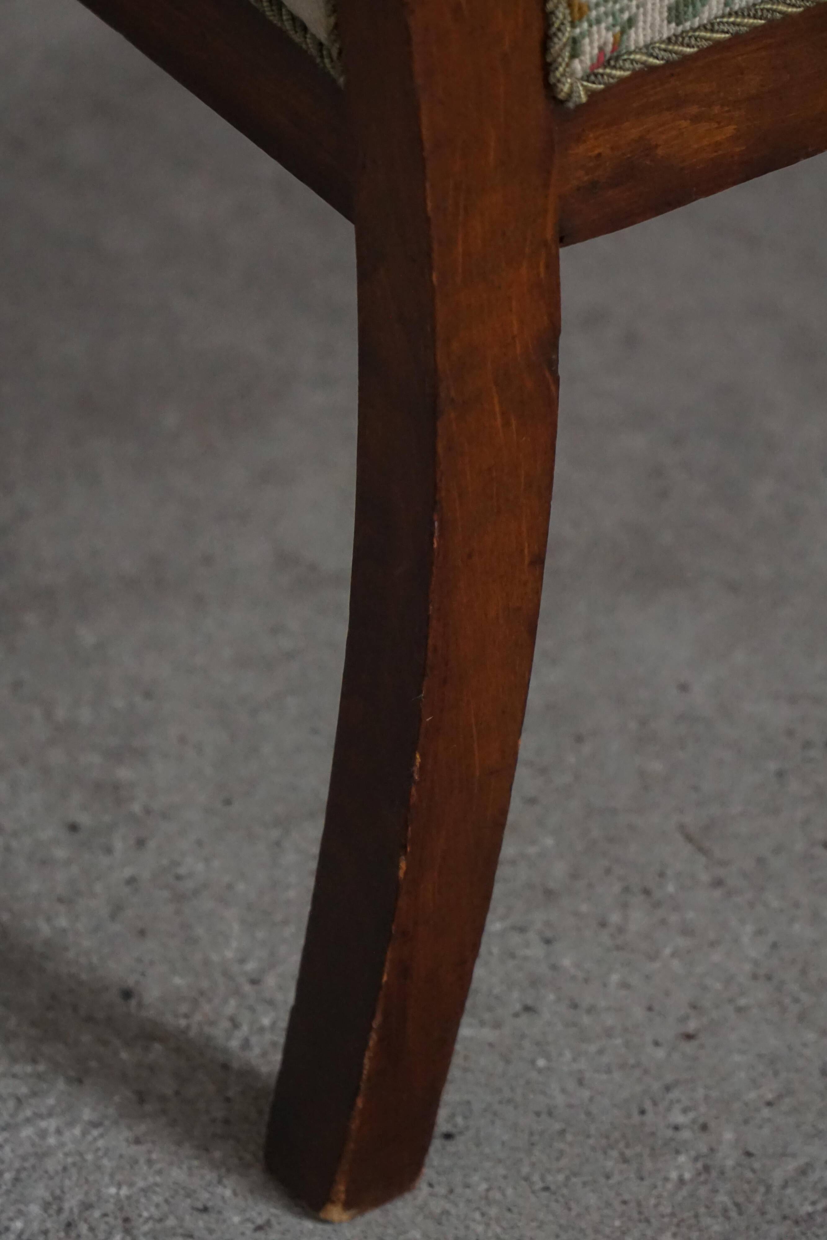 Fauteuil danois moderne en bois tourné avec tissu floral, début du XXe siècle