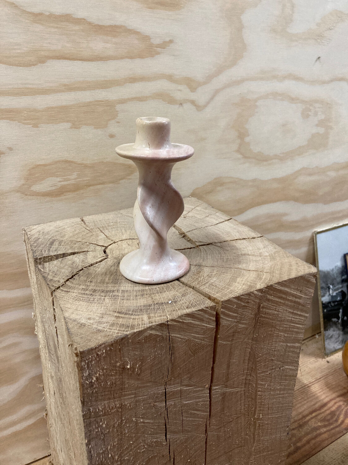 Bougeoir en albâtre rose