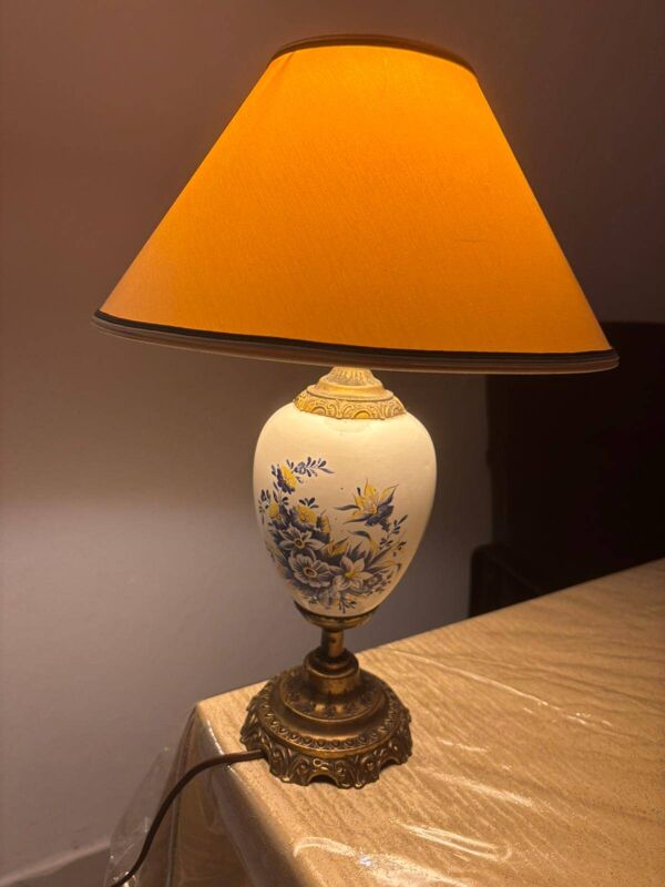 Lampe vintage porcelaine peinte fleurs bleues laiton