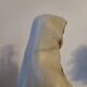 Statuette religieuse de la Vierge Marie en biscuit de porcelaine