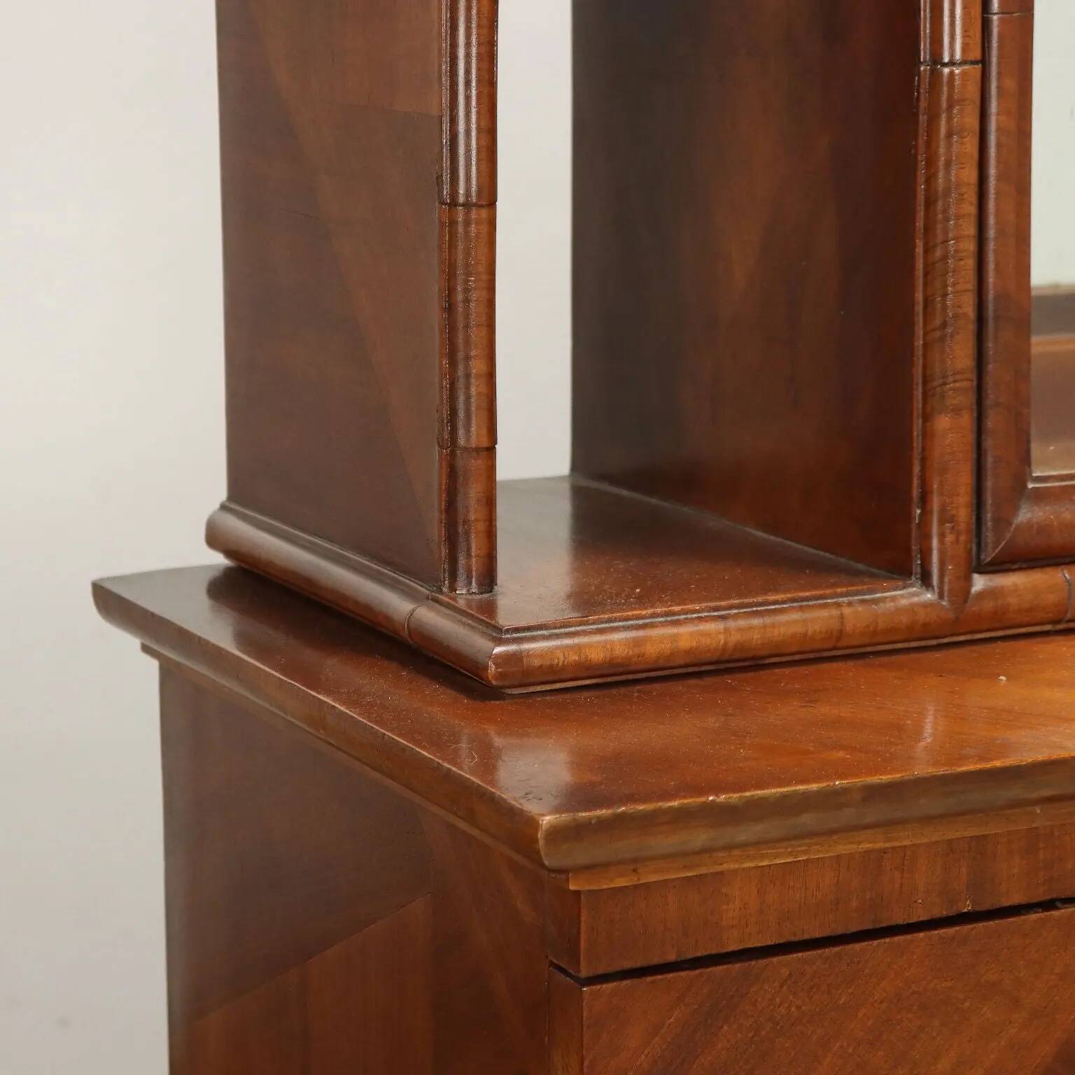 Antique Art Deco display cabinet in walnut with drawers, Italy, 19th century.