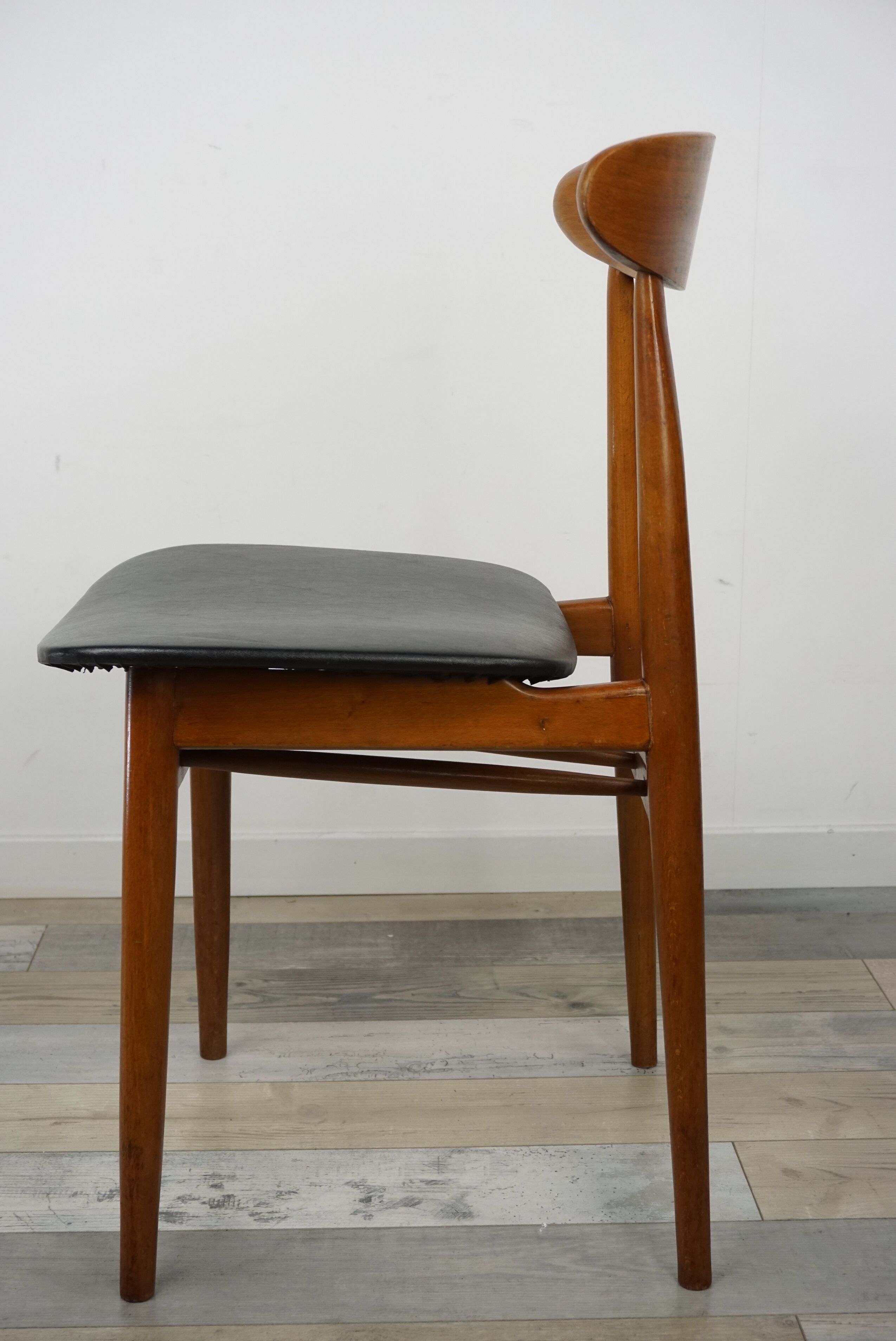 Set of 4 chairs 60s in teak and black leatherette