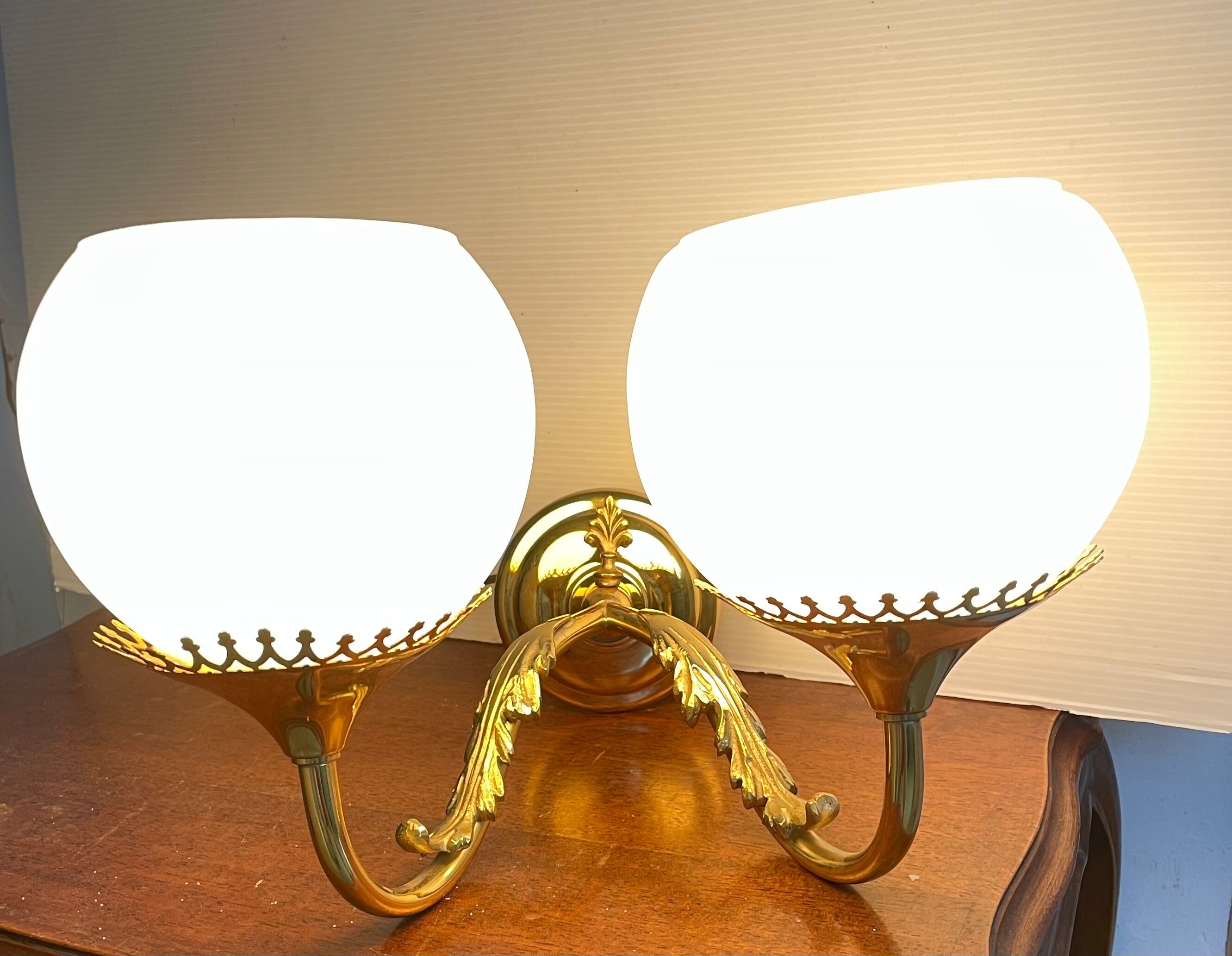 Paire d’appliques laiton et opaline vintage