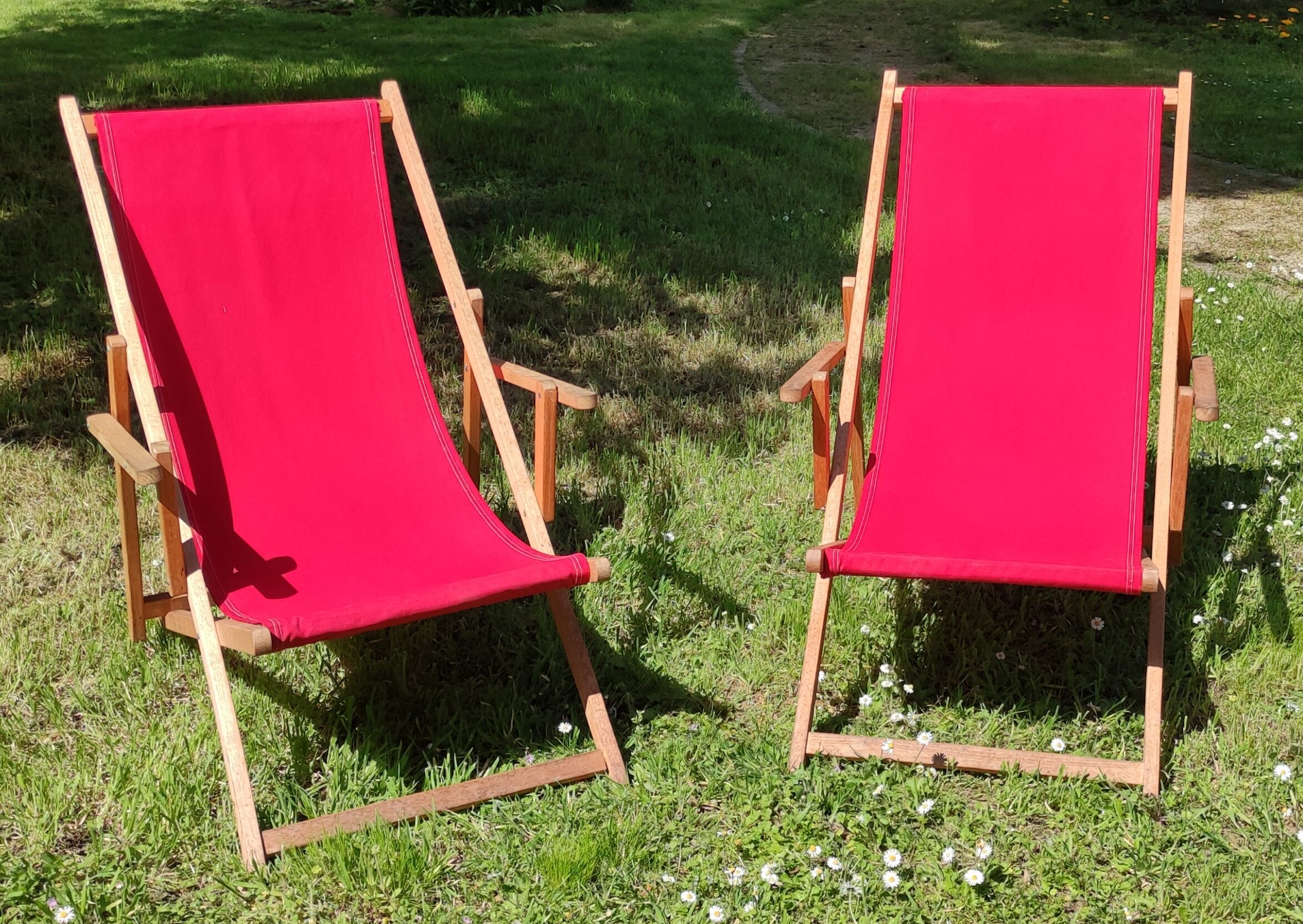 Pair of Chilean women/vintage deckchairs