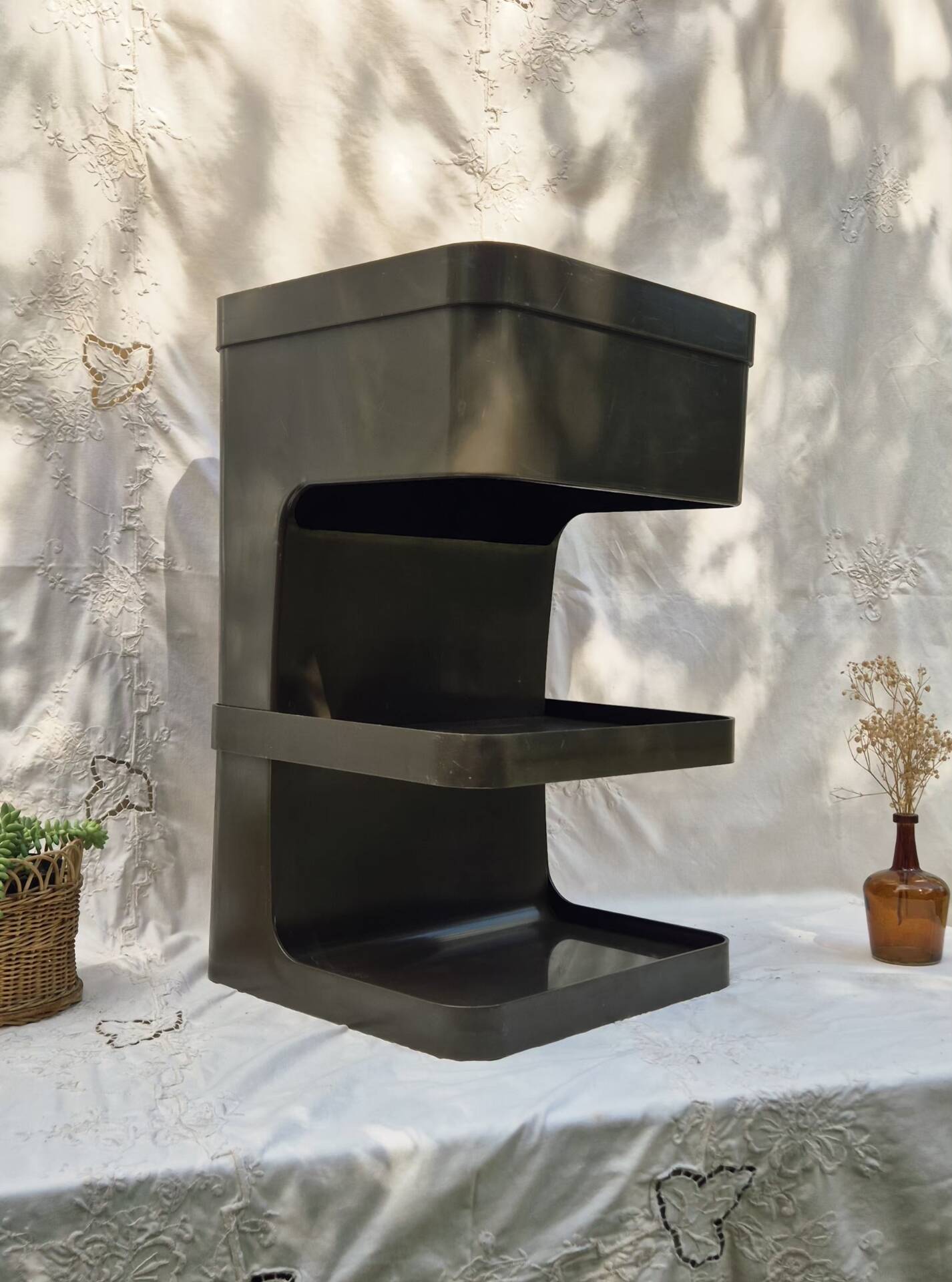 Dessert, brown plastic side table Flair by Prisunic, 1970.
